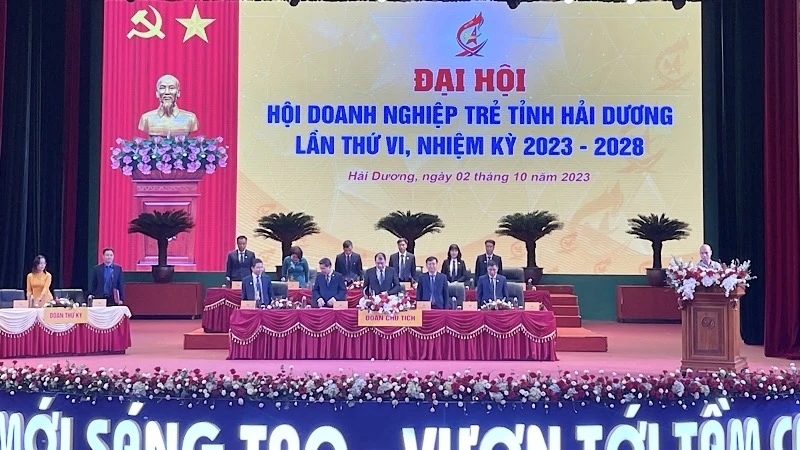 Đoàn Chủ tịch Đại hội Hội Doanh nghiệp trẻ tỉnh Hải Dương.