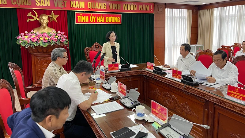 Đồng chí Trương Thị Mai, Thường trực Ban Bí thư phát biểu giao nhiệm vụ cho Ban Thường vụ Tỉnh ủy Hải Dương.