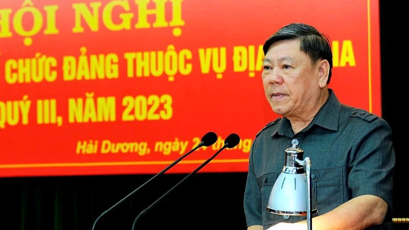 Phó Chủ nhiệm Thường trực Ủy ban Kiểm tra Trung ương Trần Văn Rón phát biểu tại hội nghị.