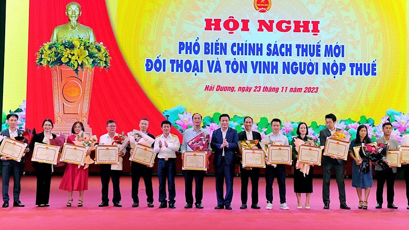 Chủ tịch UBND tỉnh Hải Dương Triệu Thế Hùng tặng bằng khen cho các doanh nghiệp nộp thuế tiêu biểu.