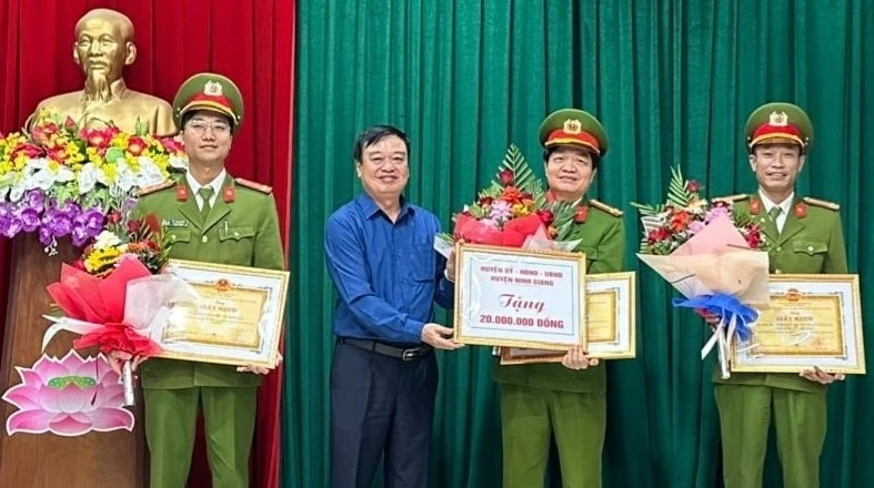 Bí thư Huyện ủy Ninh Giang, tỉnh Hải Dương khen thưởng lực lượng công an huyện có thành tích xuất sắc đột xuất.