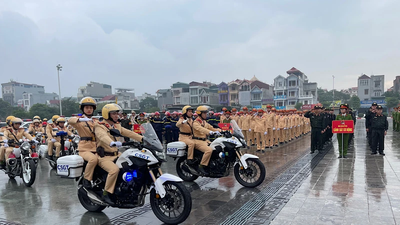 Lực lượng cảnh sát giao thông Công an tỉnh Hải Dương diễu hành tại lễ ra quân.