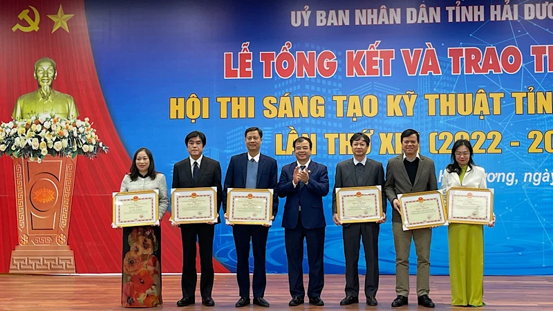 Lãnh đạo tỉnh Hải Dương trao thưởng cho các nhóm tác giả có giải pháp kỹ thuật xuất sắc.
