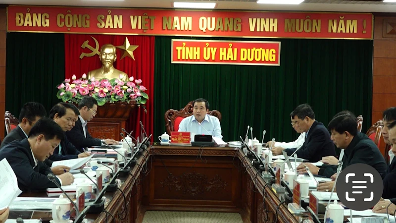 Các đại biểu Ban Chỉ đạo phòng, chống tham nhũng, tiêu cực tỉnh Hải Dương thảo luận tại phiên họp.
