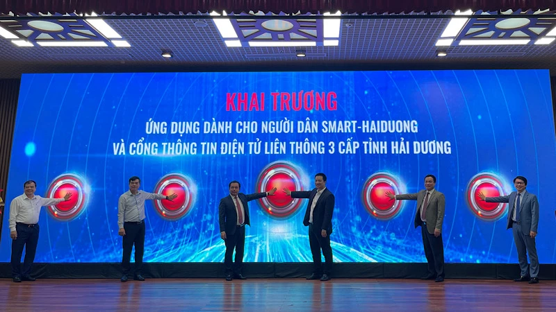 Các đại biểu bấm nút khai trương ứng dụng dành cho người dân Smart-Hai Duong và Cổng thông tin điện tử liên thông 3 cấp tỉnh Hải Dương.