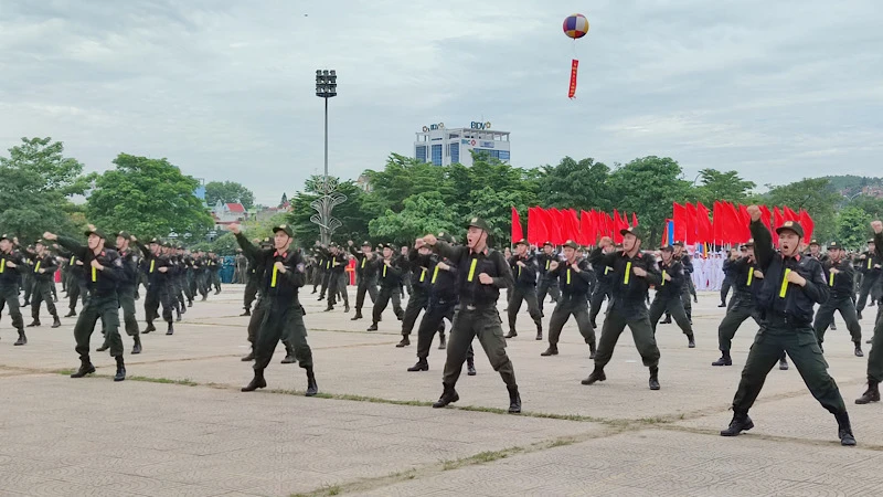 Lực lượng tham gia bảo đảm an ninh, trật tự tại cơ sở biểu diễn võ thuật tại lễ ra mắt.