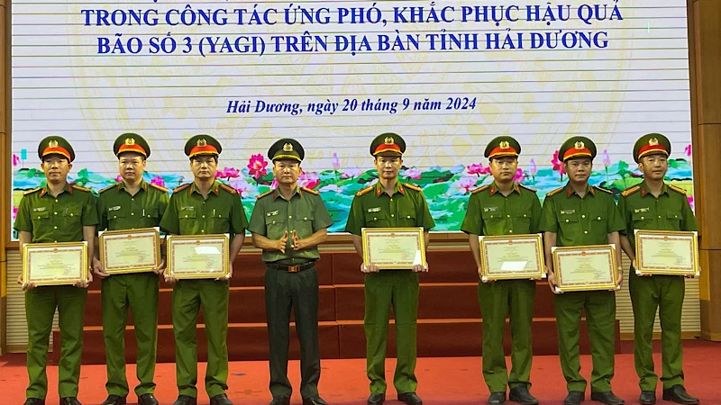 Giám đốc Công an tỉnh Hải Dương Bùi Quang Bình trao Bằng khen của Bộ Công an tặng các tập thể, cá nhân tiêu biểu.