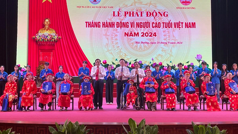 Phó Thủ tướng Chính phủ cùng Lê Thành Long cùng các đồng chí lãnh đạo Hội Người cao tuổi Việt Nam, lãnh đạo tỉnh Hải Dương tặng quà các cụ thượng thọ 100 tuổi .