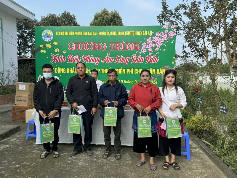 Bộ đội biên phòng cấp phát thuốc chữa bệnh cho đồng bào dân tộc ở xã A Mú Sung.
