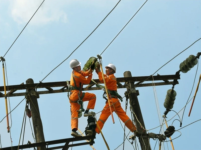 Công nhân Điện lực sửa chữa, bảo dưỡng đường dây trung thế.
