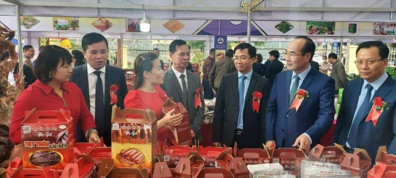 Gian hàng giới thiệu các đặc sản huyện Bảo Thắng (Lào Cai) tại một hội chợ thương mại.