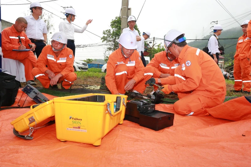 Nhân viên Điện lực Lào Cai tham gia xử lý các tình huống trên lưới điện ngày 9/4 tại Bát Xát.