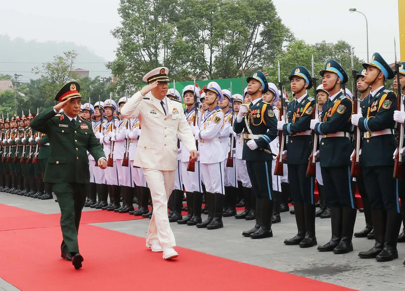 Bộ trưởng Phan Văn Giang và Bộ trưởng Đổng Quân duyệt đội danh dự Quân đội nhân dân Việt Nam. (Ảnh: Trọng Đức)