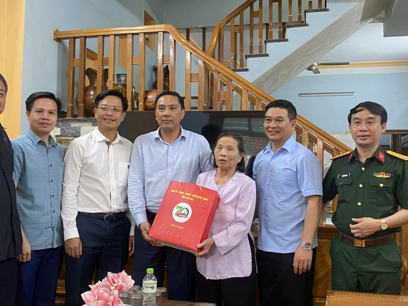 Đoàn công tác thăm và tặng quà cho cụ bà Nguyễn Thị Vân tại Tổ dân phố 6B, thị trấn Phố Ràng, huyện Bảo Yên (Lào Cai).