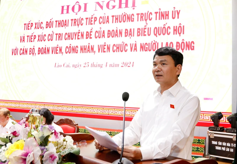 Đồng chí Đặng Xuân Phong, Bí thư Tỉnh ủy, Trưởng Đoàn đại biểu Quốc hội tỉnh Lào Cai phát biểu tại hội nghị ngày 25/4.