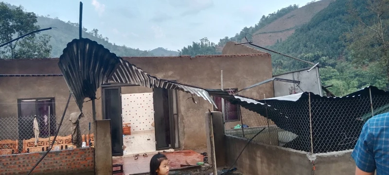Nhà dân tại huyện Văn Bàn bị tốc mái do dông lốc đêm 24/4.