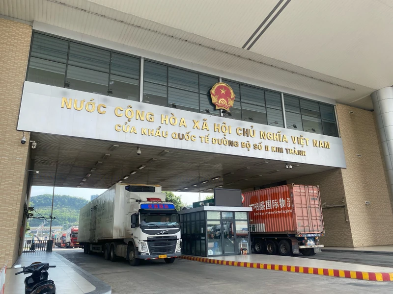 Hàng hóa xuất nhập khẩu đi qua cửa khẩu Quốc tế đường bộ số II Kim Thành (Lào Cai) ngày 23/5.