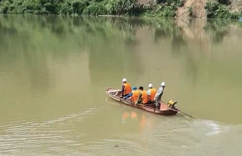 Lực lượng cứu hộ tìm thấy thi thể nạn nhân tại suối Mường Hoa, thị xã Sa Pa.