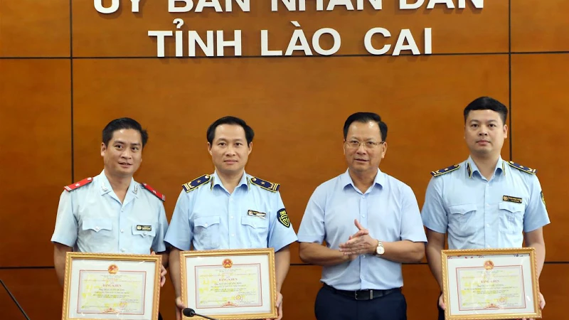 Các cá nhân có thành tích xuất sắc trong chống buôn lậu, gian lận thương mại ở Lào Cai được Ban chỉ đạo 389 Quốc gia tặng Bằng khen chiều 25/7.