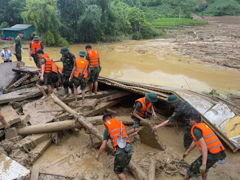 Công việc tìm kiếm người bị nạn tại Làng Nủ vẫn tiếp tục.