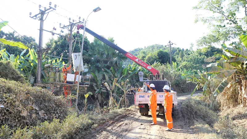 Điện lực Lào Cai khắc phục sự cố về điện sau hoàn lưu bão số 3.