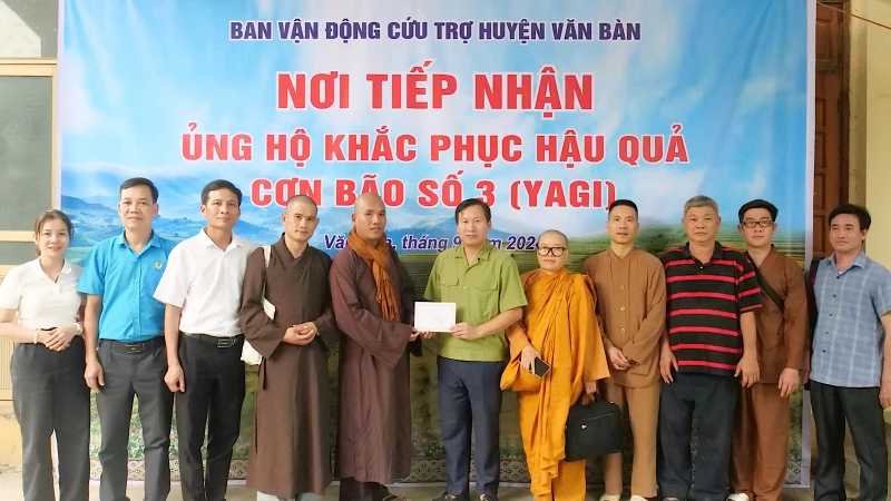 Đại diện đoàn thiện nguyện trao quà cho cho Đại diện lãnh đạo huyện Văn Bàn chiều 20/9.