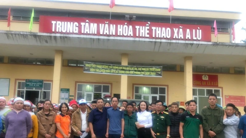 Đoàn công tác Ban Dân tộc Lào Cai và các nhà tài trợ thăm và tặng quà cho nhân dân xã A Lù, Bát Xát, Lào Cai.