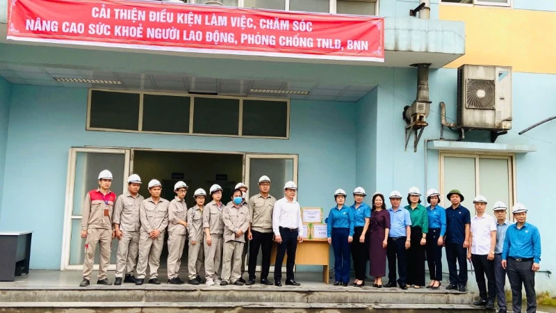 Sở Lao động-Thương binh và Xã hội Lào Cai tặng quà cho công nhân trong Tháng phát động An toàn vệ sinh lao động và Tháng công nhân năm 2024.