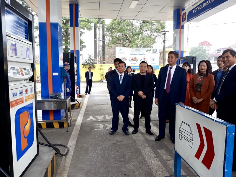 Đoàn công tác thăm cây xăng trên phố Đức Giang thuộc Công ty Xăng dầu khu vực 1 - Công ty TNHH MTV.