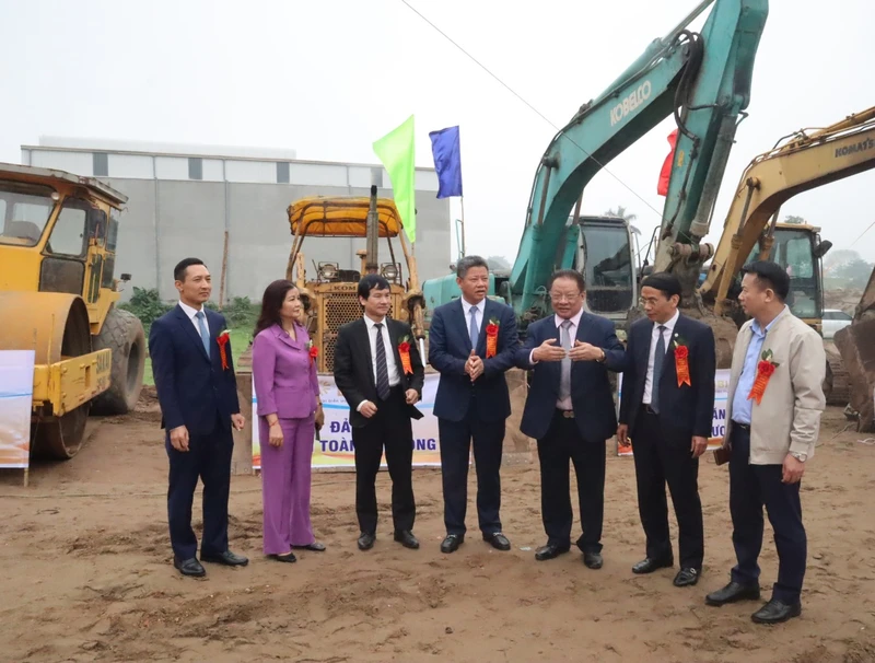 Lãnh đạo thành phố Hà Nội trao đổi về dự án với đại diện các sở, ngành, huyện Phúc Thọ và chủ đầu tư.
