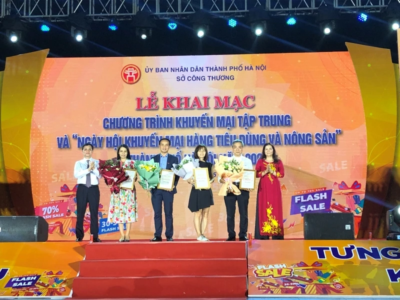 Tặng hoa cho các nhà tài trợ chính của Chương trình Khuyến mại tập trung thành phố Hà Nội năm 2023.