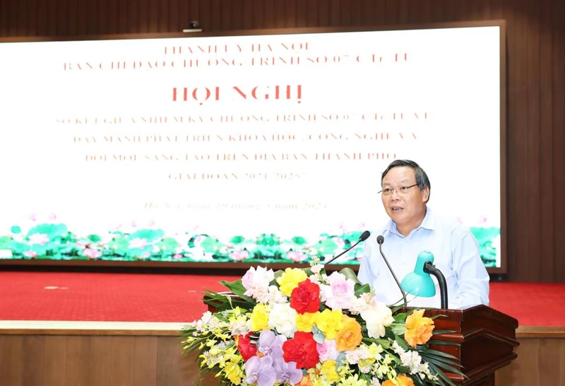 Phó Bí thư Thành ủy Hà Nội Nguyễn Văn Phong chủ trì Hội nghị.