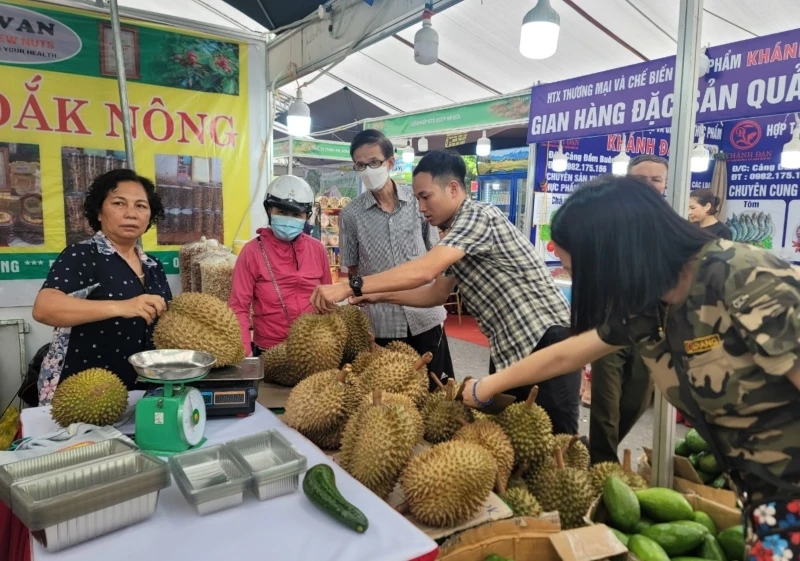 Người tiêu dùng Thủ đô thưởng thức, mua sắm các trái cây đặc sản của tỉnh Đắk Nông.