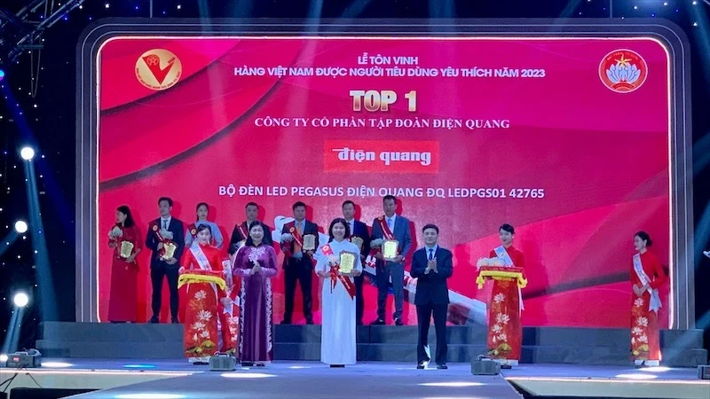 Ban tổ chức trao chứng nhận Top 1 Hàng Việt Nam được người tiêu dùng yêu thích năm 2023 cho các doanh nghiệp đoạt giải.