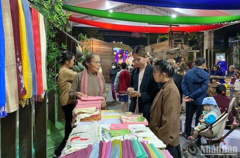 Giới thiệu sản phẩm lụa tơ tằm truyền thống Việt Nam tại lễ hội thương hiệu sản phẩm thời trang.