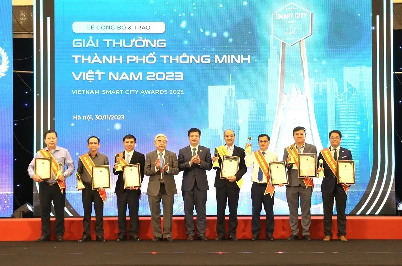 Giám đốc Sở Thông tin Truyền thông Hà Nội Nguyễn Việt Hùng (ngoài cùng bên phải) và đại diện các tỉnh, thành phố nhận giải thưởng Thành phố Thông minh Việt Nam 2023. (Ảnh: Thanh Hải)