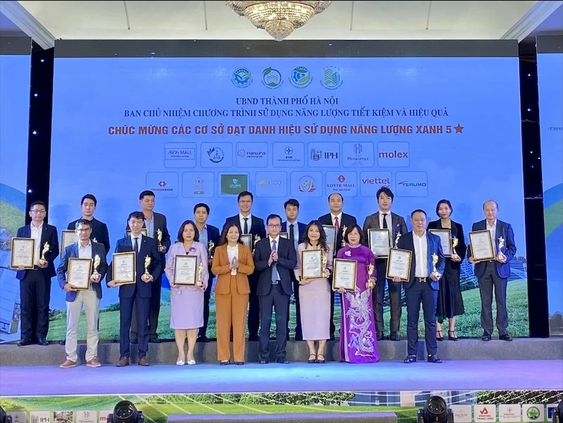 Lãnh đạo Sở Công thương Hà Nội trao chứng nhận cho các đơn vị đạt danh hiệu sử dụng năng lượng xanh 5 sao.