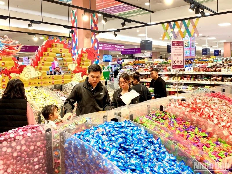 Người tiêu dùng mua bánh kẹo Tết tại siêu thị Aeon Long Biên.