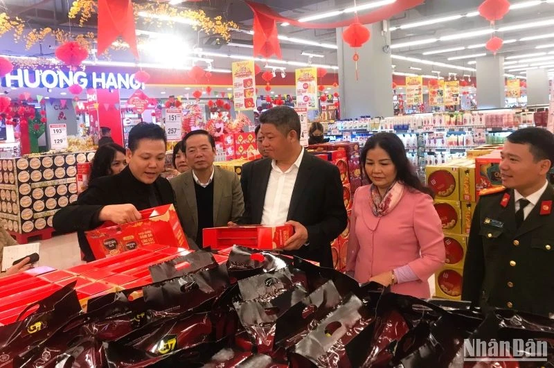 Đoàn công tác kiểm tra siêu thị Winmart tại Trung tâm thương mại Vincom Mega Mall Smart City (Hà Nội).