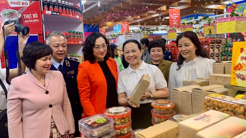 Đoàn công tác kiểm tra siêu thị Co.opMart Hà Nội (đường Nguyễn Trãi, quận Hà Đông, Hà Nội).