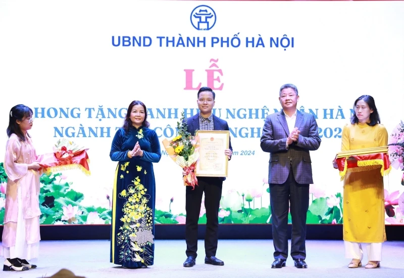 Lãnh đạo thành phố Hà Nội trao tặng danh hiệu Nghệ nhân Hà Nội ngành thủ công mỹ nghệ cho các cá nhân.