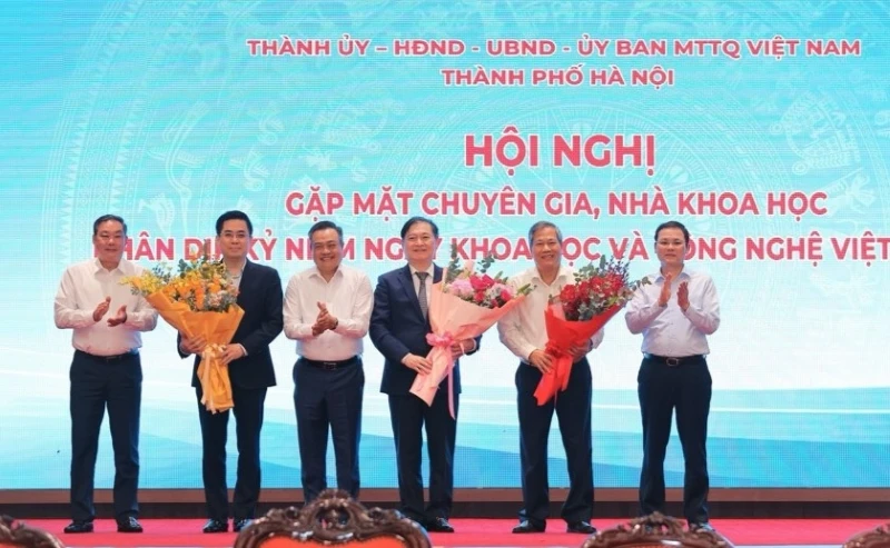 Lãnh đạo thành phố Hà Nội tặng hoa chúc mừng lãnh đạo Bộ Khoa học và Công nghệ, Liên hiệp các Hội Khoa học và Kỹ thuật Việt Nam, Liên hiệp các Hội Khoa học và Kỹ thuật Hà Nội.