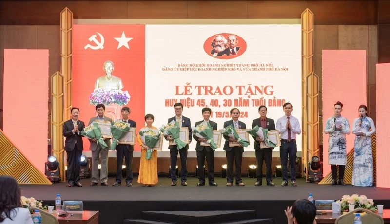 Lãnh đạo Hiệp hội trao huy hiệu "30, 40, 45 tuổi Đảng” cho các Đảng viên của Hiệp hội.