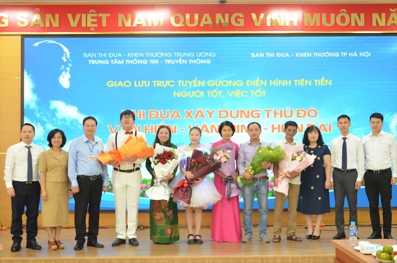 Ban tổ chức tặng hoa cho các khách mời tham dự chương trình.