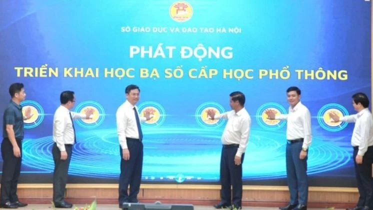 Các đại biểu thực hiện nghi thức phát động triển khai học bạ số cấp học phổ thông.