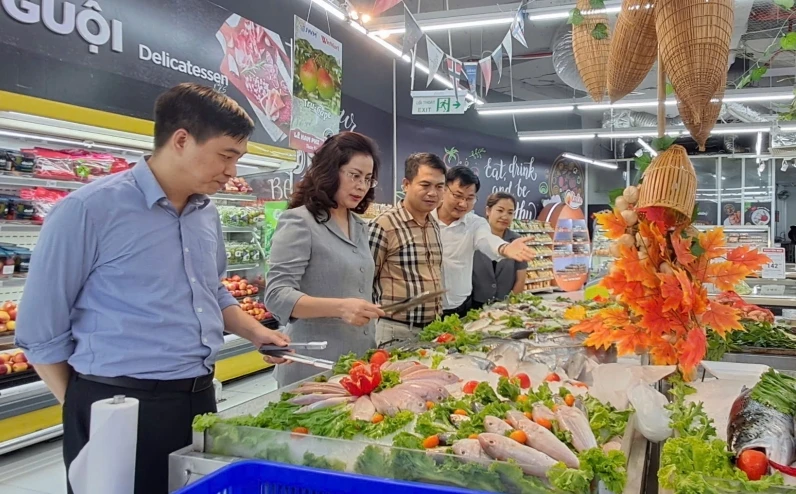 Đoàn công tác đi kiểm tra siêu thị WinMart Royal City.