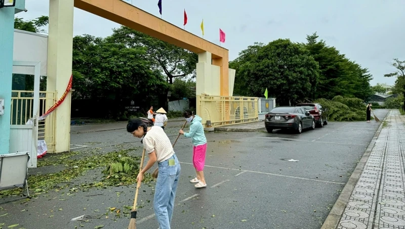 Các trường học trên địa bàn Hà Nội nhanh chóng thu gọn khuôn viên sau bão số 3.