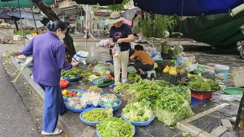 Một hàng bán rau xanh trên phố Nguyễn Thị Thập sáng 8/9.