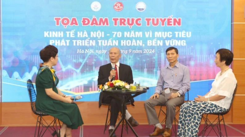 Các diễn giả tọa đàm trực tuyến với chủ đề: “Kinh tế Hà Nội - 70 năm vì mục tiêu phát triển tuần hoàn, bền vững”.