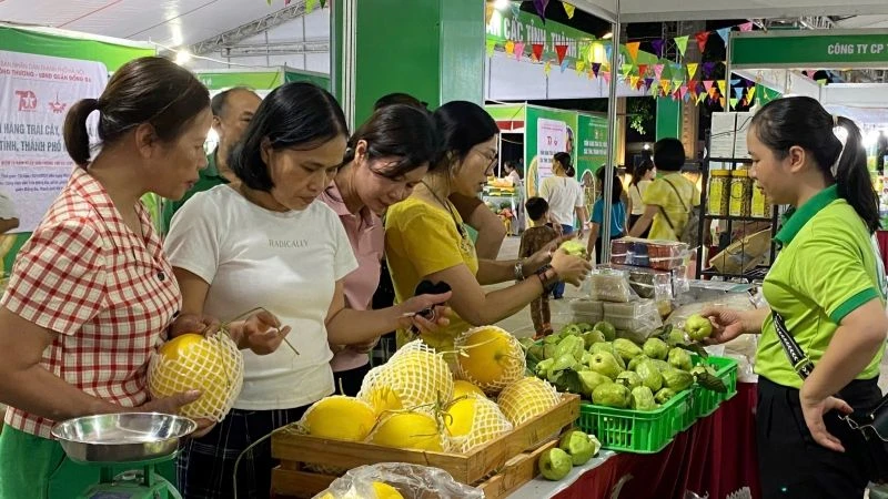 Quảng bá trái cây, nông sản các địa phương tới người tiêu dùng Thủ đô.